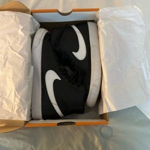 Nike Blazer Mid 77 Black and white Size 5 Y
